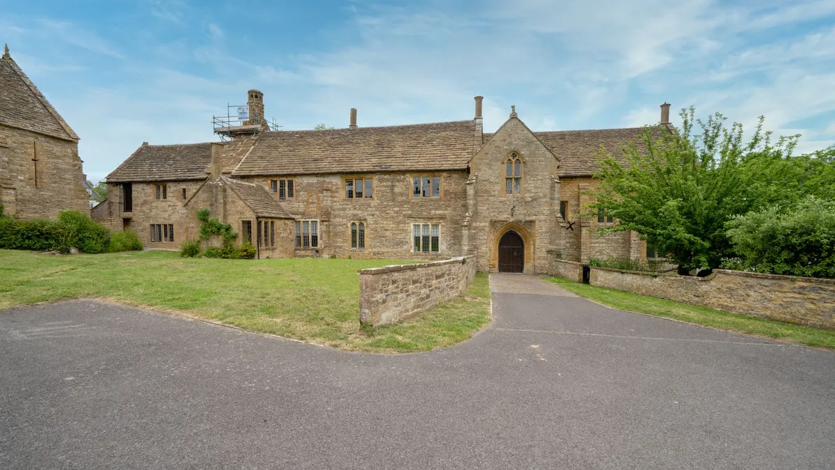 Common Mistakes When Restoring an Old Manor House (and How to Avoid Them)