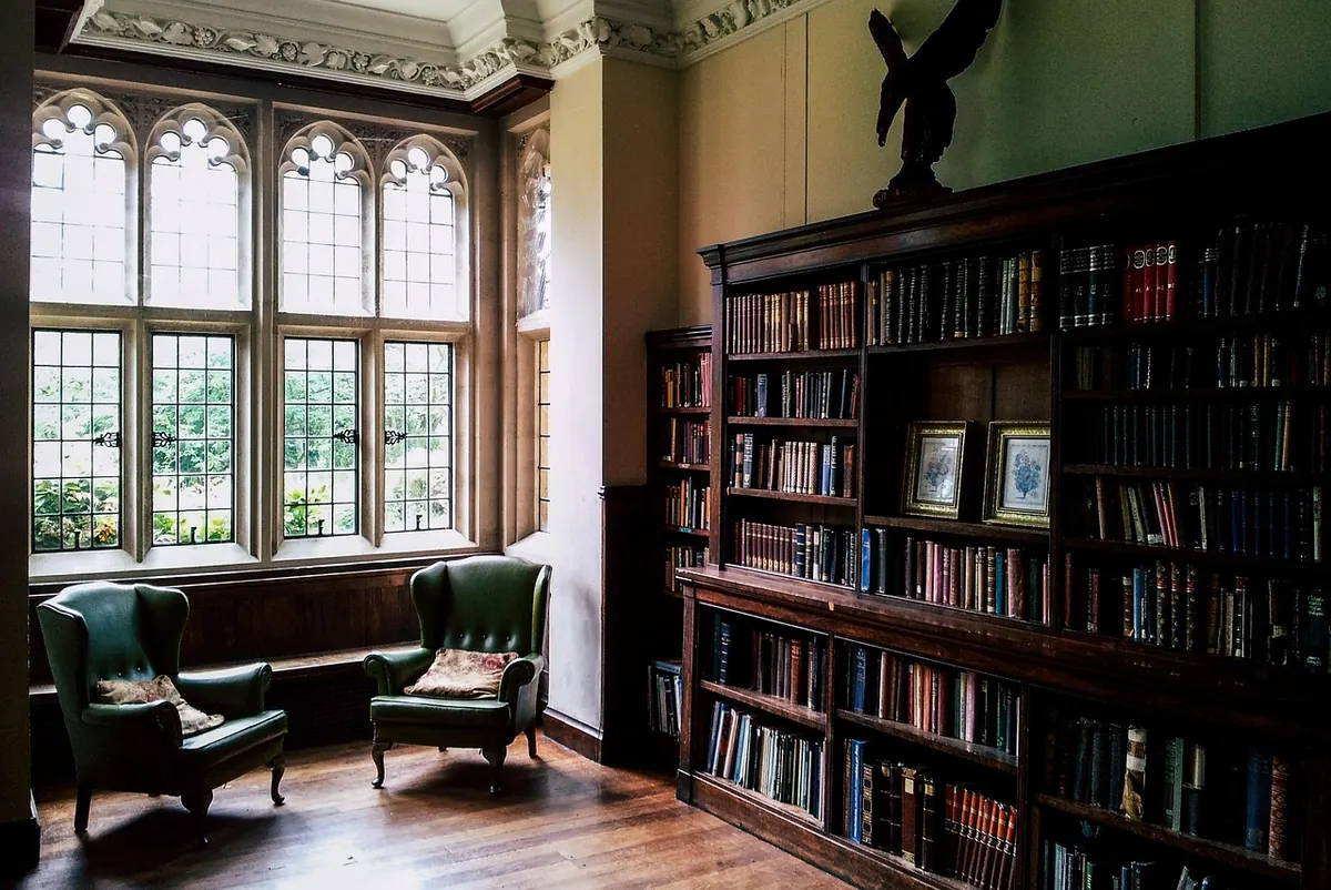 The Manor Library: How to Arrange Books, Lighting, and Seating for a Functional Historic Room